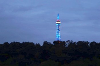 Прага подсветила Петршинскую башню цветами флага Израиля