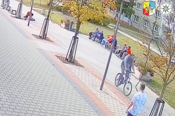 Под Прагой велосипедист сбил ребенка и поехал дальше: видео