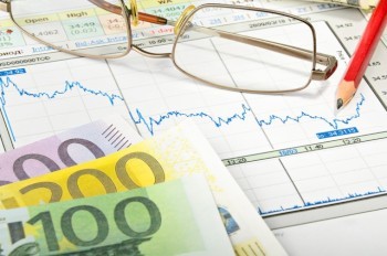 Чешская крона ослабла к евро до минимума за 12 месяцев