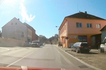 В Чехии ребенок выбежал под машину: жутковатое видео со счастливым концом