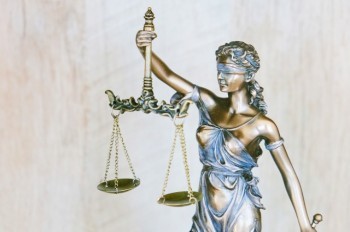 В Праге адвокат растратила деньги клиентов. Ущерб вырос до 153 млн крон