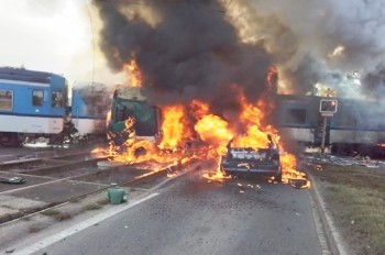 В Чехии пассажирский поезд столкнулся с фурой: видео
