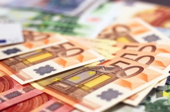 Чешская крона ослабла к евро до минимума за 15 месяцев
