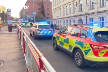 В Праге пьяный приставал к пассажирам трамвая. Полицейскому пришлось стрелять