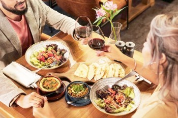 Житель Чехии пригласил девушку в дорогой ресторан, а когда принесли счет вызвал скорую