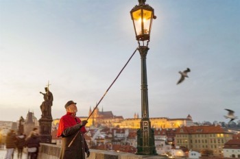 Красивая традиция: фонарщик вернется на Карлов мост Праги