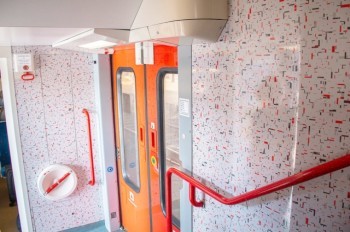 В Праге электрички обклеили пленкой «вырви глаз»