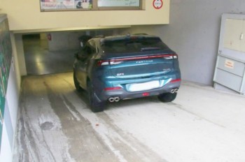 В Чехии десятки человек прошли мимо бездомного, лежавшего у въезда в гараж. В итоге его задавила машина