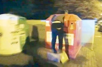 Житель Праги едва не погиб, пытаясь достать упавший смартфон: видео