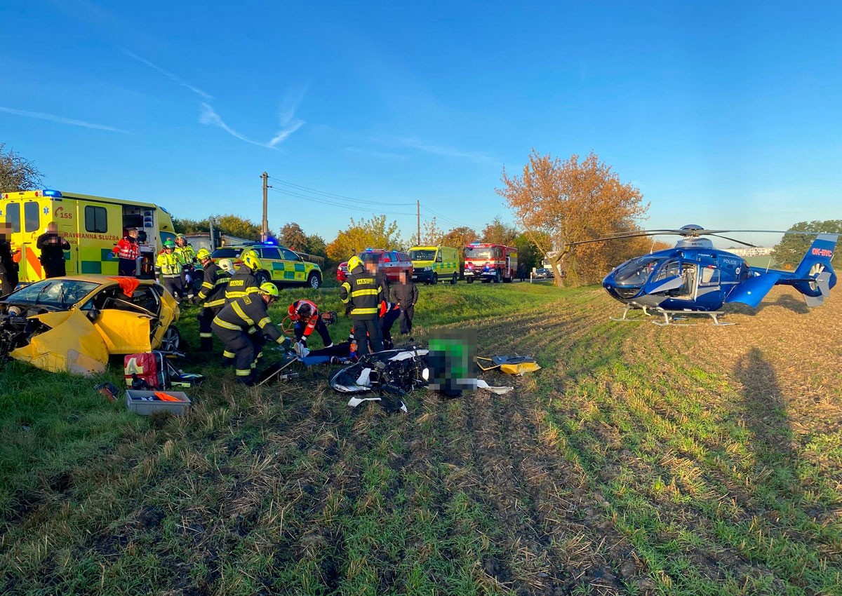 В Чехии столкнулись две легковушки, мотоцикл и поезд