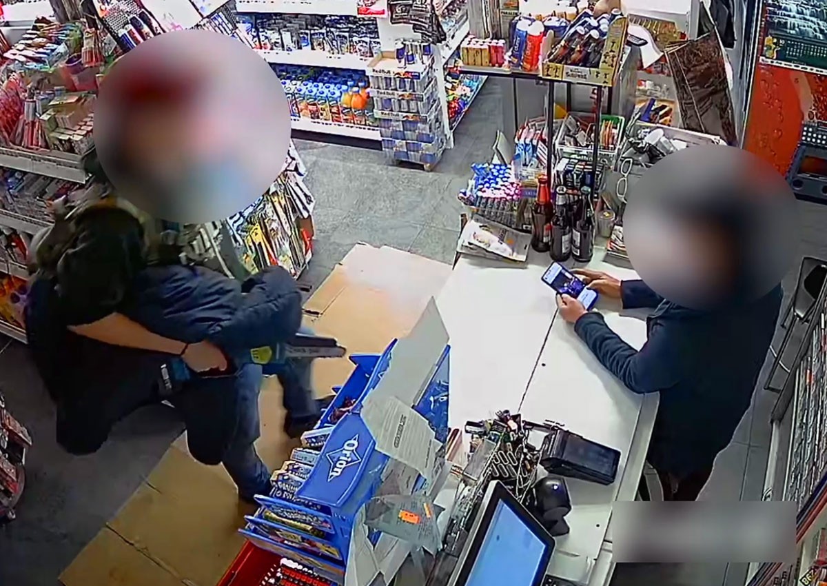 В Чехии иностранец порезал продавщицу электропилой