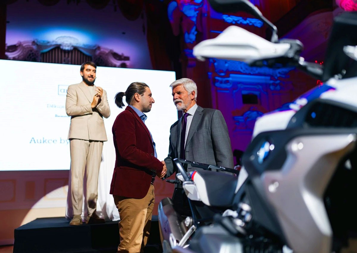 Президент Чехии продал свой мотоцикл на благотворительном аукционе