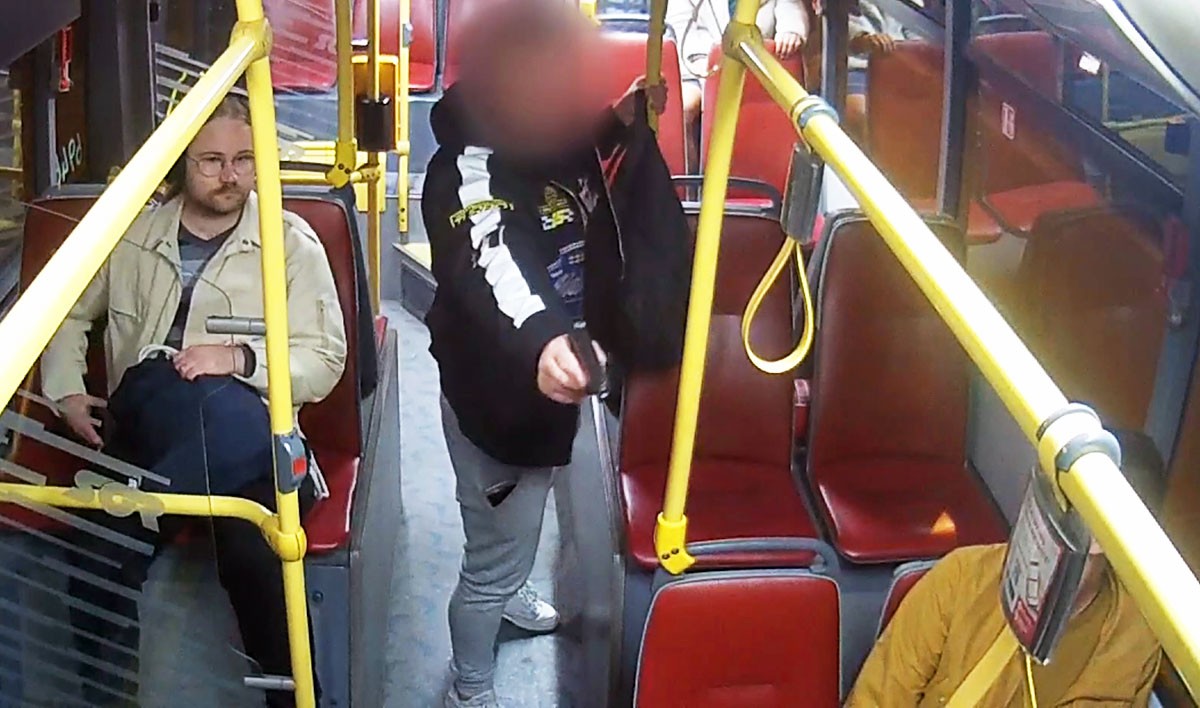 В Праге мужчина угрожал пистолетом пассажирам в автобусе