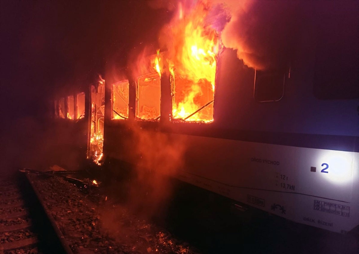 В Чехии пассажирский поезд загорелся во время движения