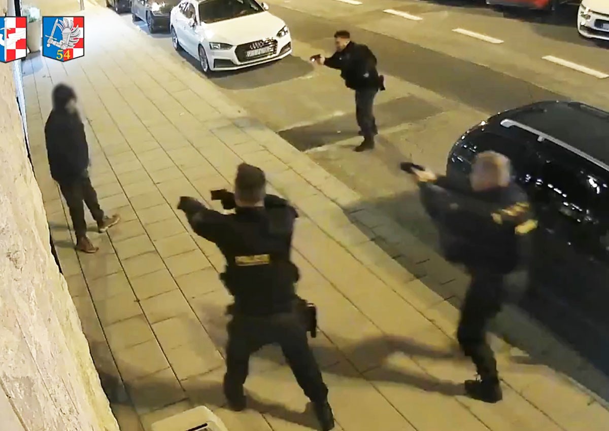 В Чехии иностранец с ножом напал на полицейских