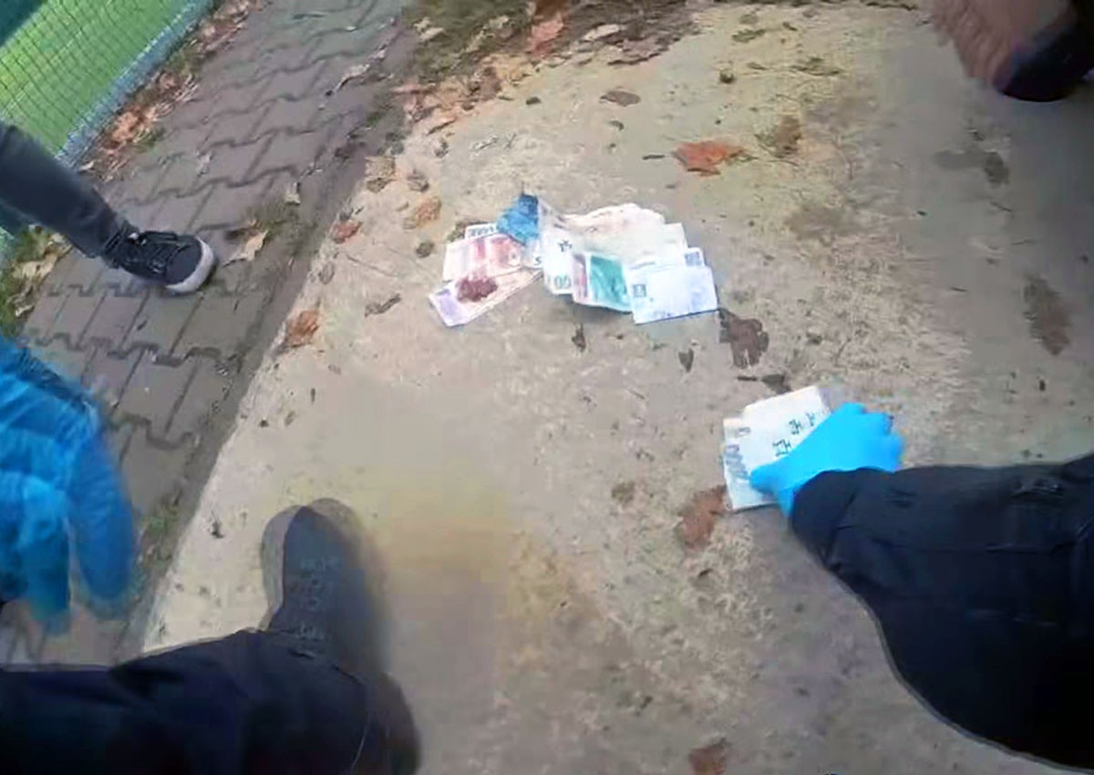 В Праге мужчина выбросил на улице 120 тыс. крон: видео