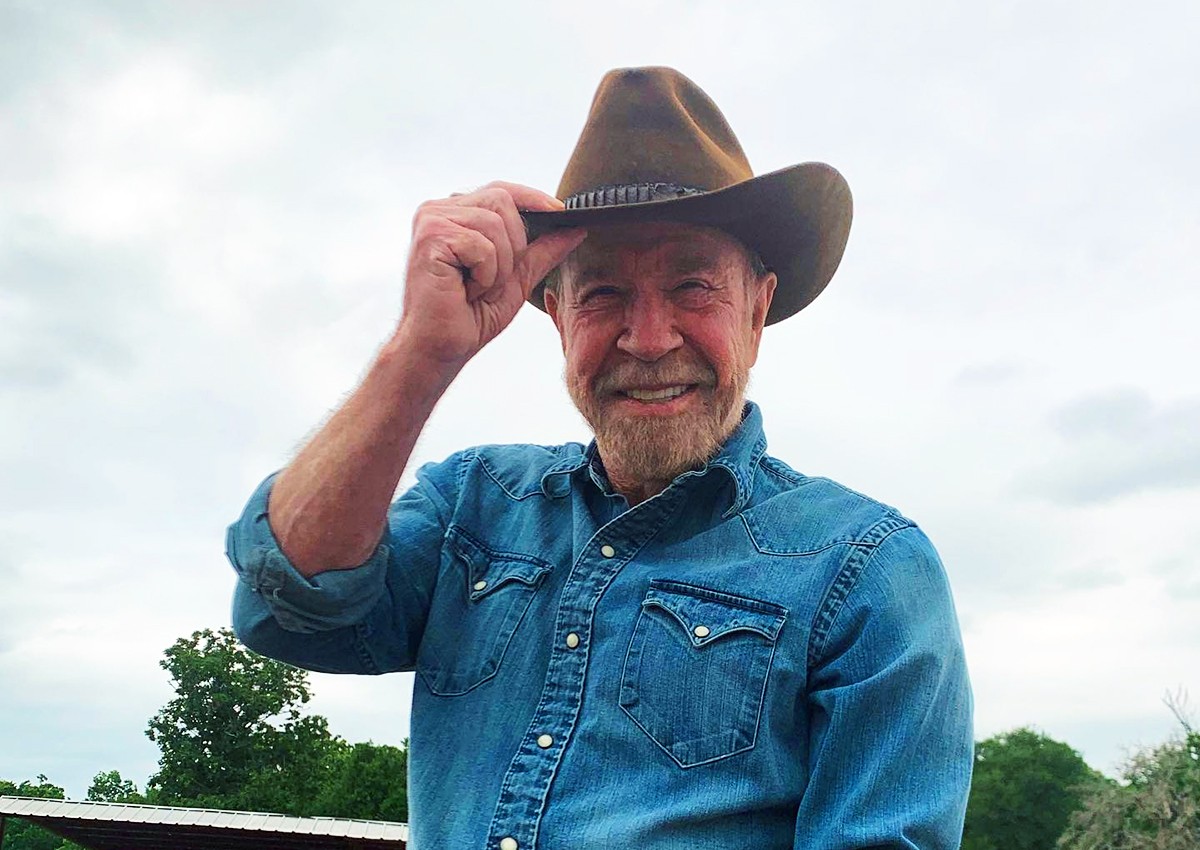 Чак Норрис отменил поездку в Прагу