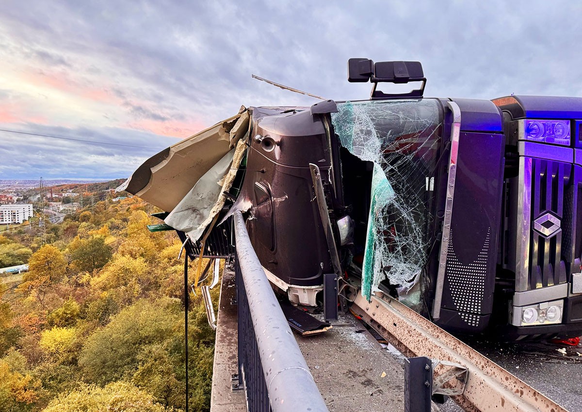 В Праге перевернулась фура