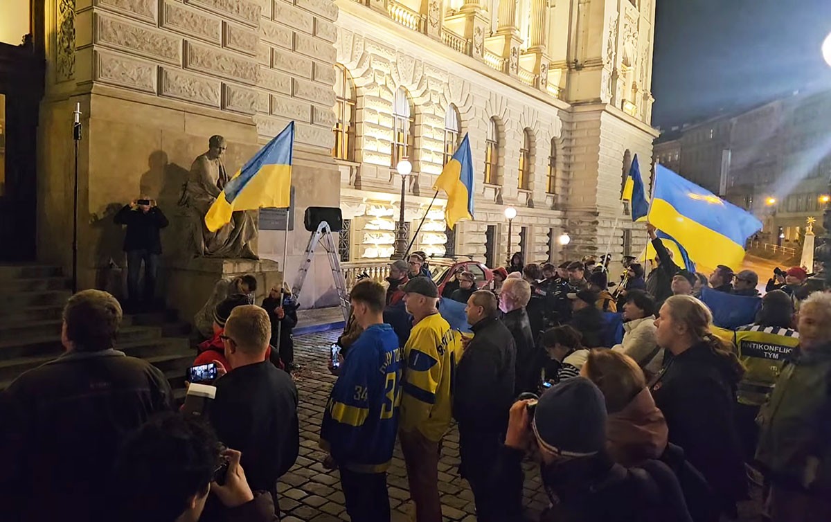 В Праге митинговали за возвращение флага Украины на Национальный музей