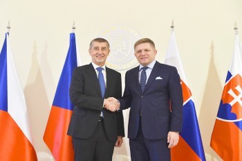 Роберт Фицо поздравил Андрея Бабиша с победой на парламентских выборах
