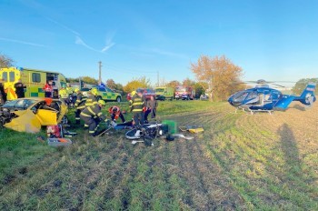 В Чехии столкнулись две легковушки, мотоцикл и поезд