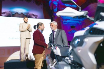 Президент Чехии продал свой мотоцикл на благотворительном аукционе