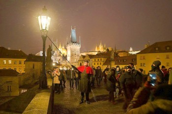 Красивая традиция: фонарщик вернется на Карлов мост Праги