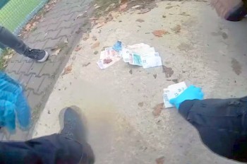 В Праге мужчина выбросил на улице 120 тыс. крон: видео