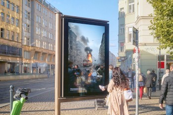 Если война доберется до Праги: в центре города развесили жуткие баннеры