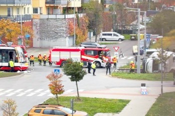 В Праге фургон перевернулся после столкновения с трамваем