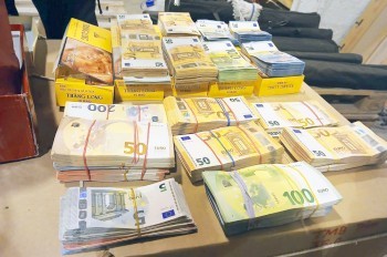 В Праге таможенники обнаружили в иностранной фуре коробку, набитую наличными евро