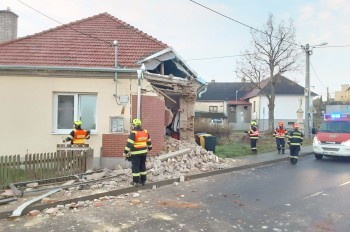 В Чехии покатившийся автобус снес стену частного дома