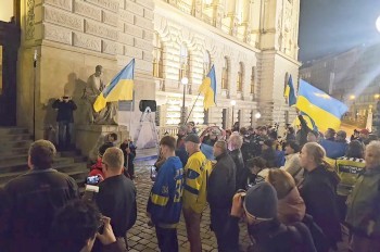 В Праге митинговали за возвращение флага Украины на Национальный музей