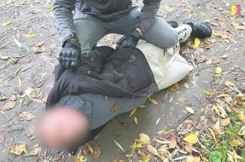 Иностранец пытался изнасиловать и ограбить женщину в Праге