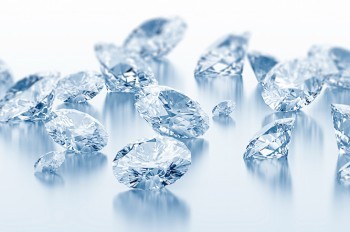 В Праге прохожий нашел на улице сейф с бриллиантами