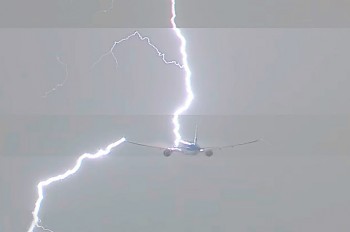 Молния ударила в самолет при взлете из Амстердама: видео