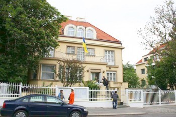 Консульство Украины в Праге открывает онлайн-запись на прием