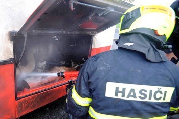 В Праге на ходу загорелся городской автобус