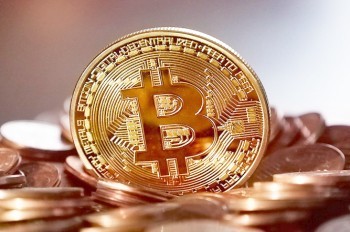 Курс биткоина за полдня вырос с 10 до 11 тыс. долларов