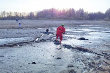 В Чехии школьник так сильно застрял в грязи, что пришлось вызывать пожарных