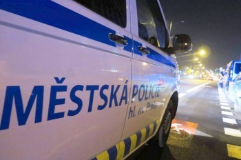 По Праге поздно вечером бегала 4-летняя девочка. Помогла полиция: видео