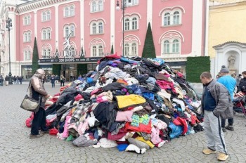 В центре Праги появилась гора старой одежды. Власти говорят, что ничего не понимают