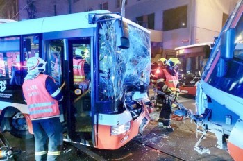 В Праге столкнулись трамвай и автобус
