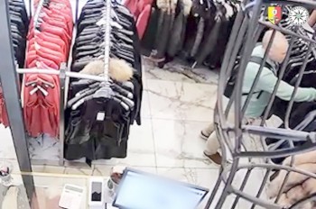 В Праге неизвестный за 10 секунд вынес из магазина две дорогие куртки