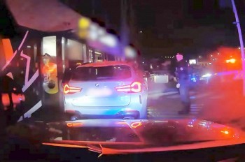 В Праге преступник на угнанном авто заехал перекусить в «Макдональдс» 