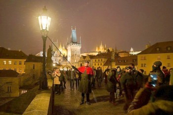Красивая традиция: фонарщик вернется на Карлов мост Праги