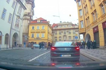 Трамвай сбил человека в центре Праги: видео