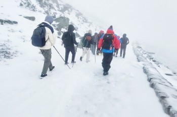 Туристы отправились на самую высокую гору Чехии в спортивных штанах и кроссовках