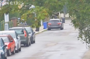 В Чехии неизвестный поджег чужой «Мерседес» на улице: видео