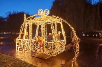 На Карловой площади Праги открылся бесплатный парк световых инсталляций